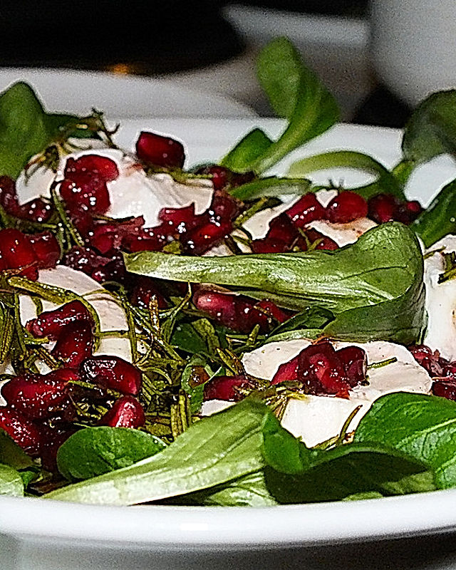 Ziegenkäsetaler auf Blattsalat mit Granatapfeldressing
