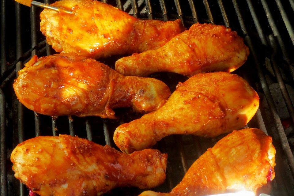 Chicken-Drumsticks mit BBQ-Soße