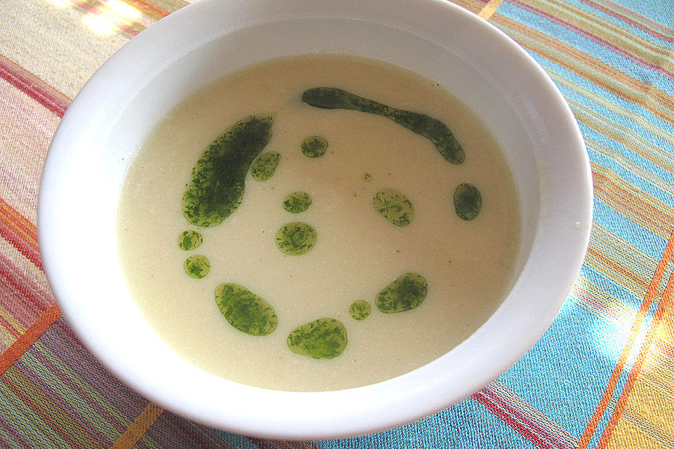 Pastinaken-Cremesuppe mit Petersilienöl