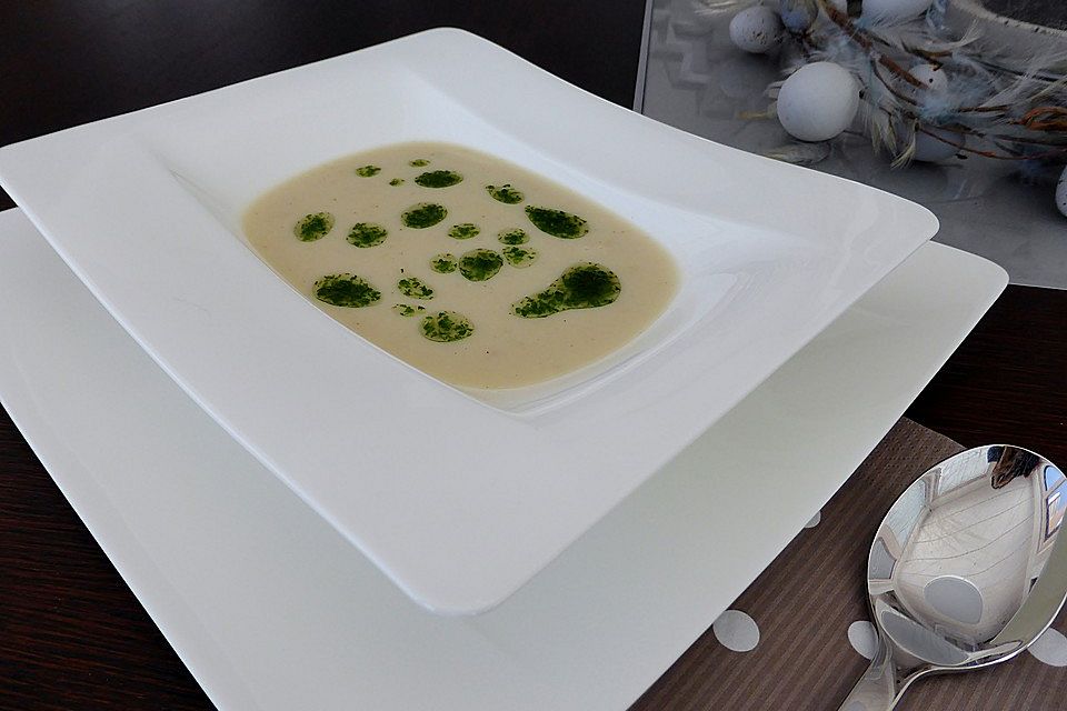 Pastinaken-Cremesuppe mit Petersilienöl