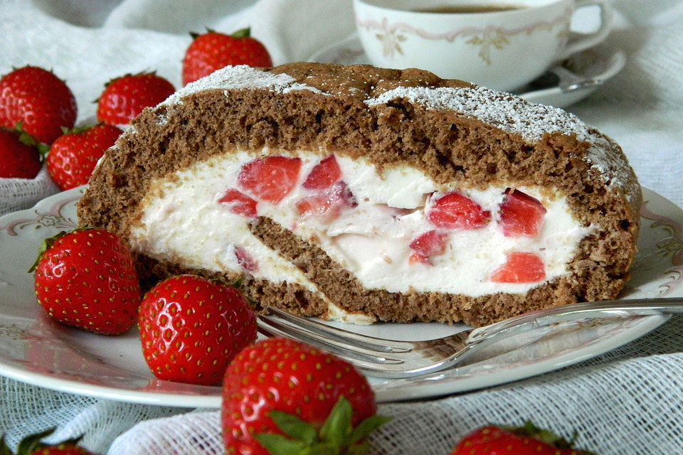 Beeren-Biskuitrolle mit Espresso-Schokobiskuit