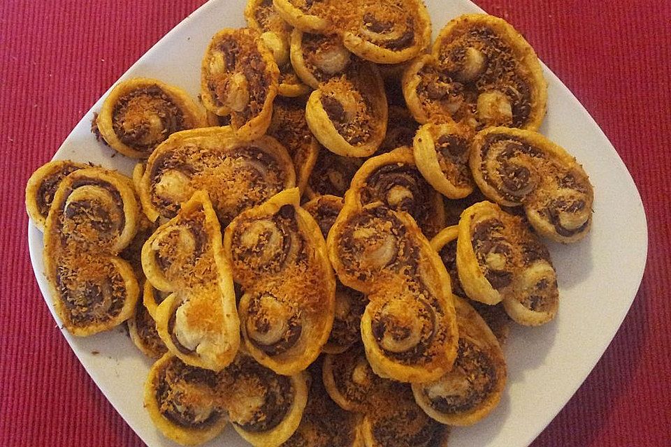 Kleine Schweinsöhrchen mit Kokos und Nutella