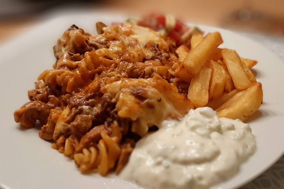 Gyros-Nudelauflauf in Metaxasoße