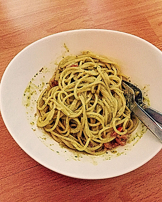 Spaghetti mit Pesto verde und Mandelmus