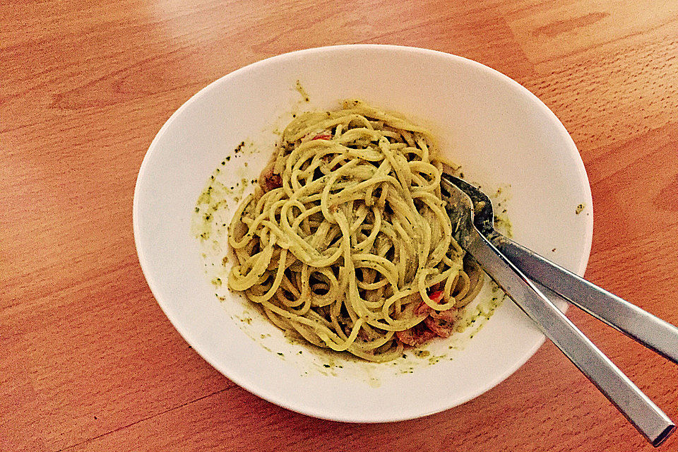 Spaghetti mit Pesto verde und Mandelmus