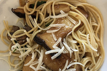 Spaghetti aglio, olio e peperoncino mit Kräuterseitlingen, Rucola und Parmesan