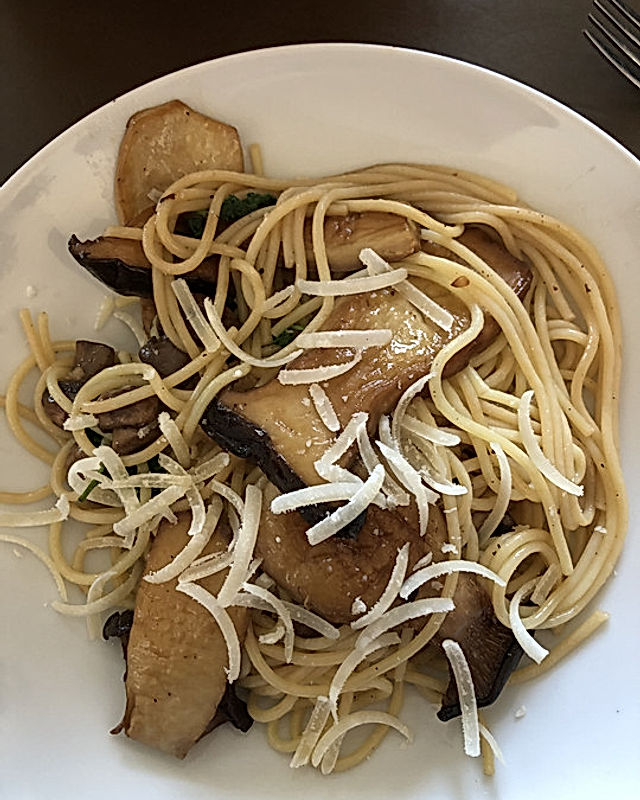 Spaghetti aglio, olio e peperoncino mit Kräuterseitlingen, Rucola und Parmesan