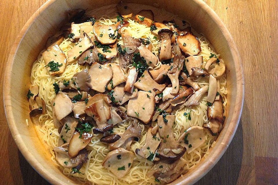 Spaghetti aglio, olio e peperoncino mit Kräuterseitlingen, Rucola und Parmesan