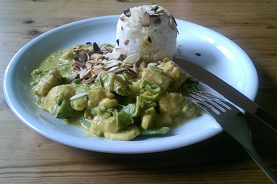 Mildes grünes Curry mit Bananen und Äpfeln