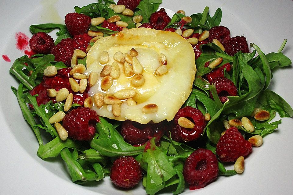 Rucolasalat mit Himbeeren und gegrilltem Ziegenkäse