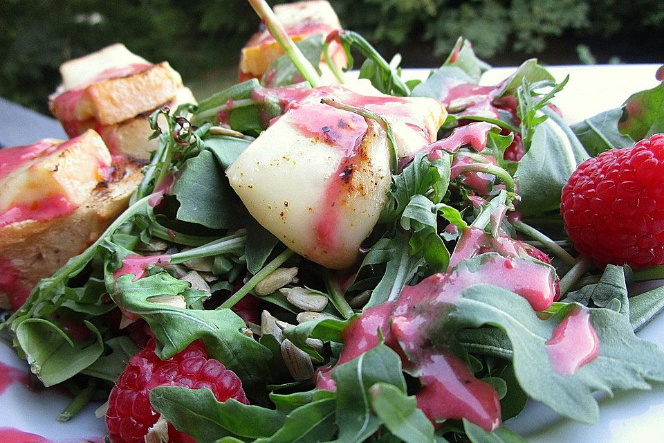 Rucolasalat mit Himbeeren und gegrilltem Ziegenkäse