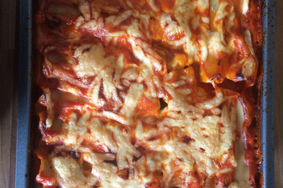 Gefüllte Cannelloni in Tomaten-Sahne-Sauce