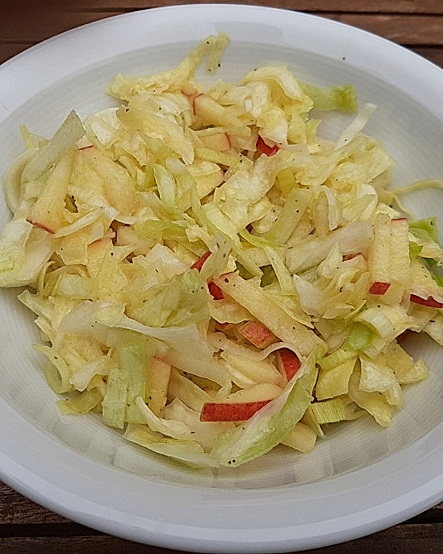 krümeltigers Krautsalat mit Spitzkohl, Porree und Apfel
