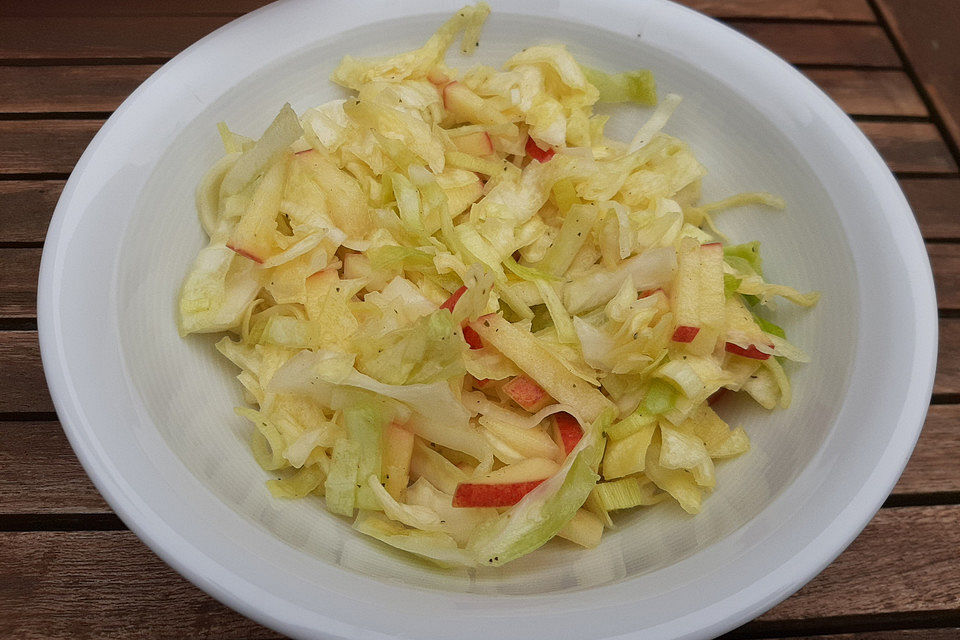 krümeltigers Krautsalat mit Spitzkohl, Porree und Apfel