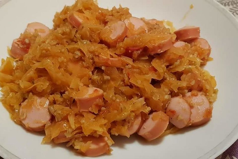 krümeltigers Sauerkrauteintopf mit Tomaten, Grünkern und Sojawürstchen