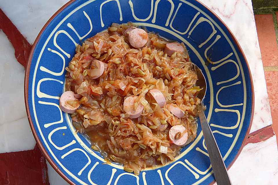 krümeltigers Sauerkrauteintopf mit Tomaten, Grünkern und Sojawürstchen