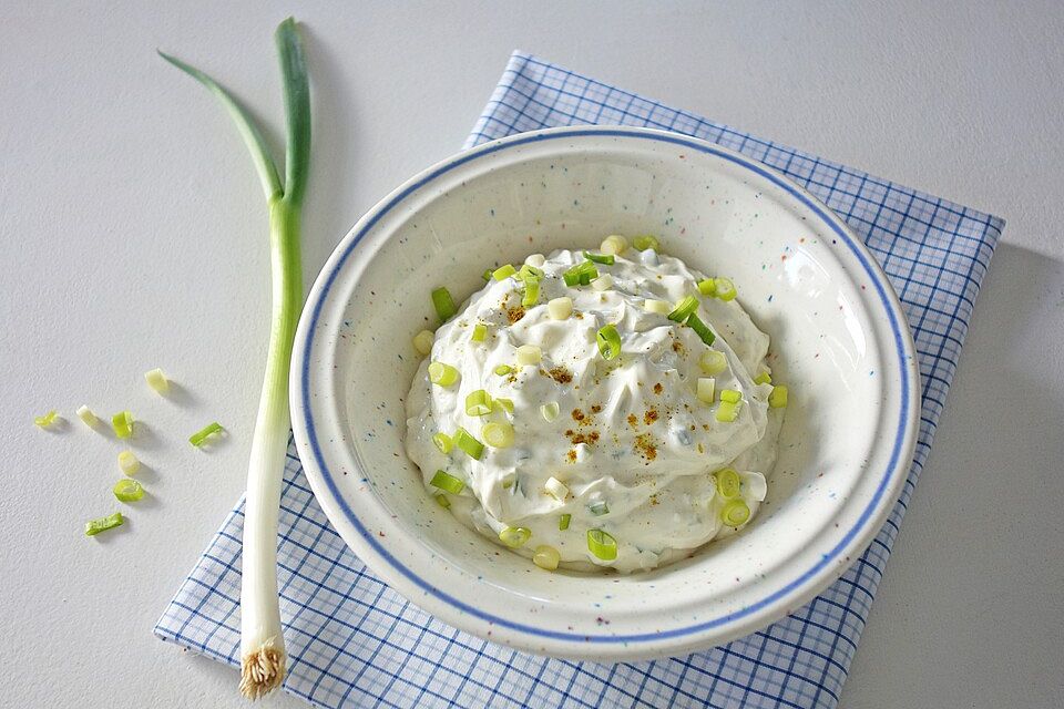 Frischkäse-Dip mit Frühlingszwiebeln