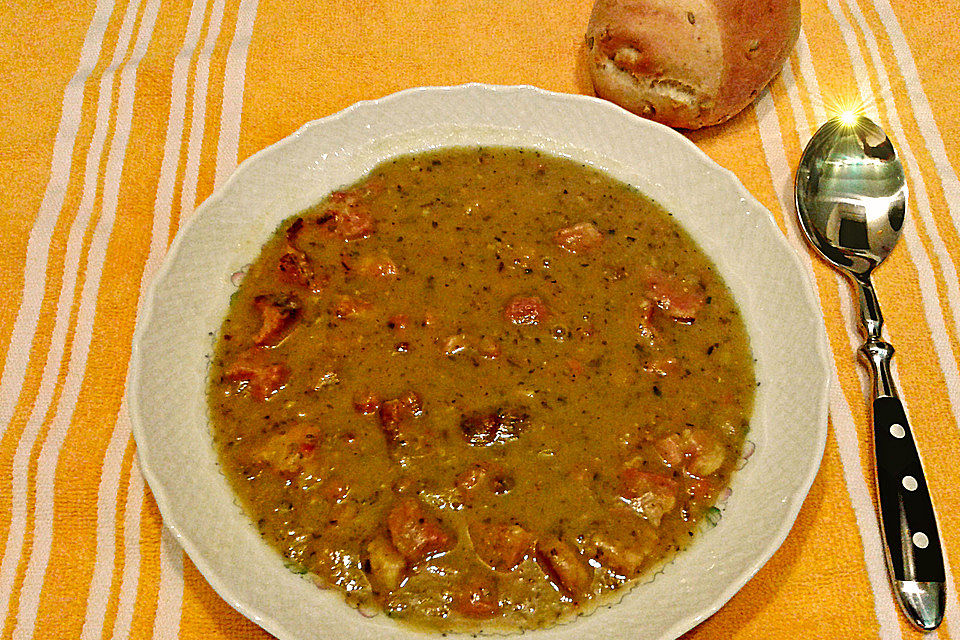 Erbsensuppe mit Kasseler und Bauchspeck