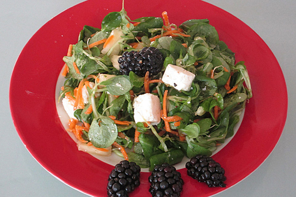 Sommerlicher Feldsalat mit Ananas, Möhren und Feta