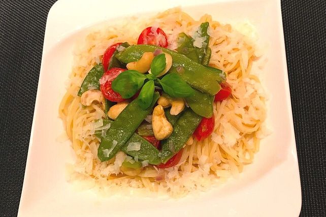 Pasta mit einer Tomaten-Zuckerschoten-Cashewkern-Mischung von arnica ...
