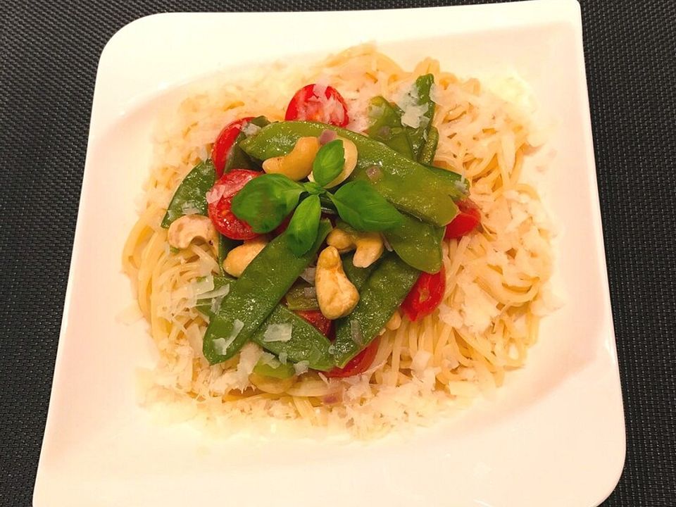 Pasta mit einer Tomaten-Zuckerschoten-Cashewkern-Mischung von arnica ...