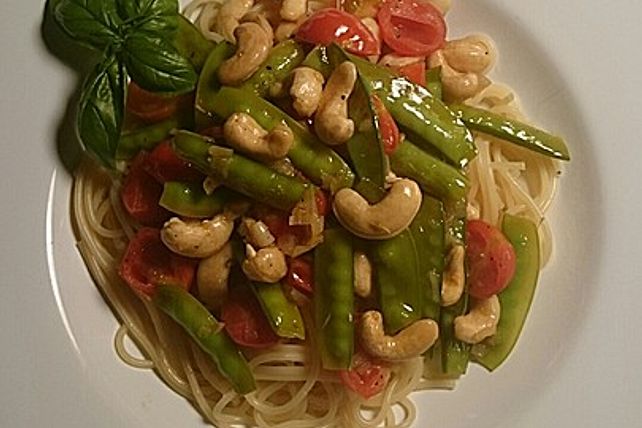 Pasta mit einer Tomaten-Zuckerschoten-Cashewkern-Mischung von arnica ...
