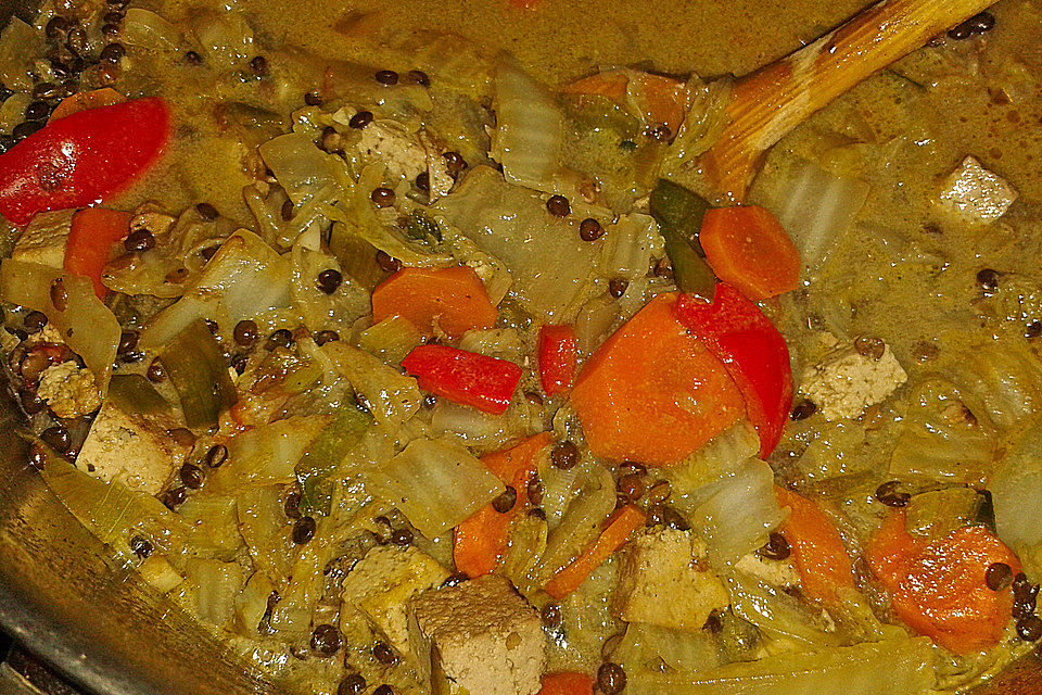 Chinakohl-Tofu-Eintopf mit Kokosmilch und Beluga-Linsen