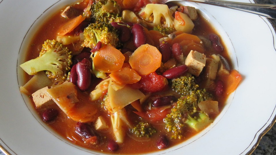 Feuriger-Eintopf-mit-Tofu-Gem-se-und-Kartoffeln