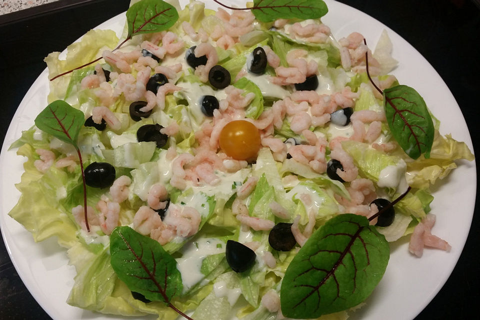 Salat mit Oliven und Krabben