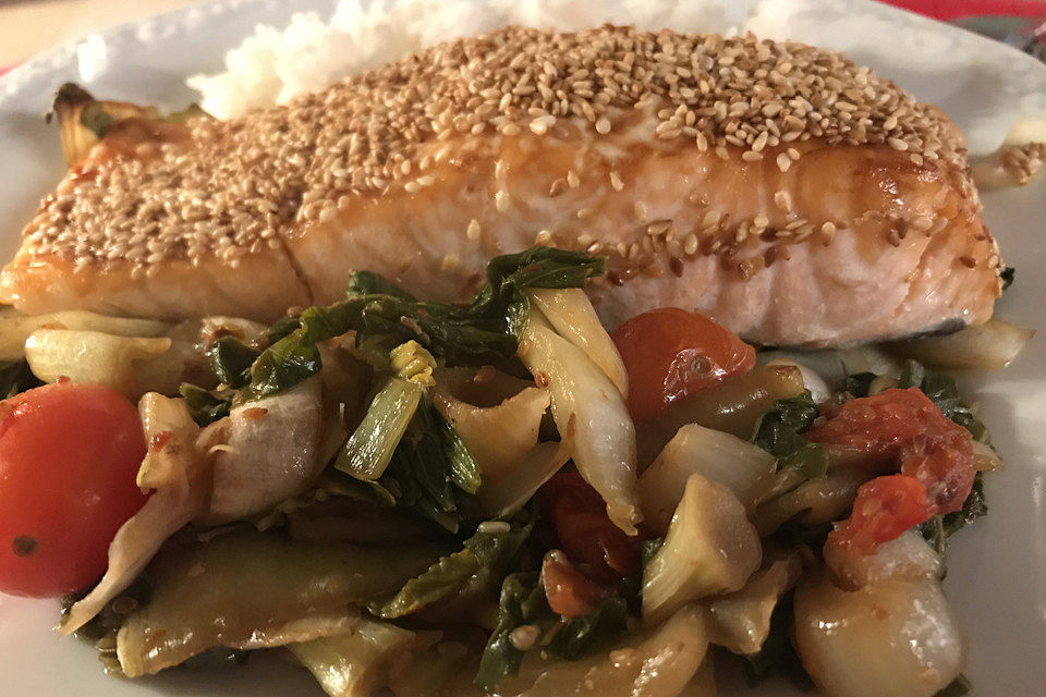 Lachs mit Teriyakisauce, Sesam und Pak Choi