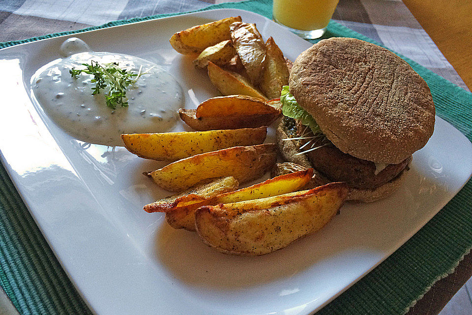 Veggieburger mit Kartoffelspalten und Kräuterquark