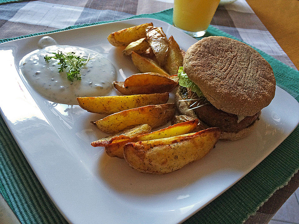 Veggieburger mit Kartoffelspalten und Kräuterquark von kiwi-wiebi| Chefkoch