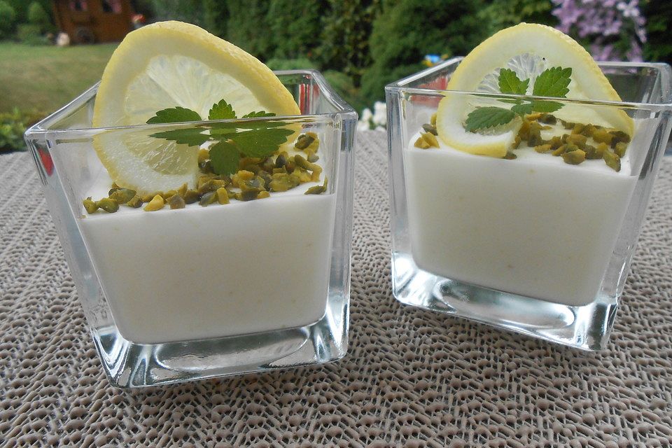 Buttermilch-Zitronenmousse Buttermilch-Zitronenmousse