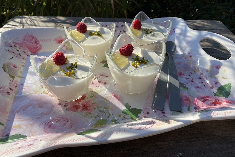 Buttermilch-Zitronenmousse Buttermilch-Zitronenmousse