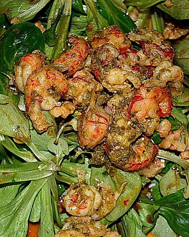 Gemischter Salat mit einem Honig - Walnussdressing und gebratenen Flusskrebsschwänzen