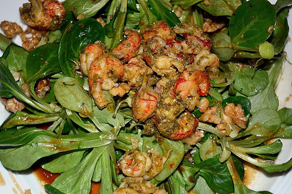 Gemischter Salat mit einem Honig - Walnussdressing und gebratenen Flusskrebsschwänzen