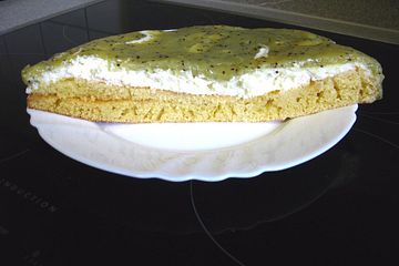 Waldmeister-Frischkäse-Kuchen mit Kiwi-Dekor