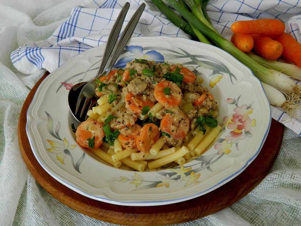 Nudeln mit Hackfleisch, Lauch und Möhren in Käse-Sahne-Sauce von ...