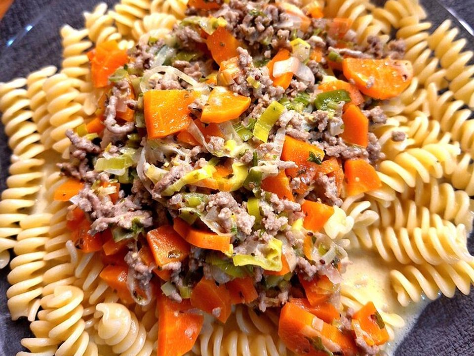Nudeln mit Hackfleisch, Lauch und Möhren in Käse-Sahne-Sauce von ...