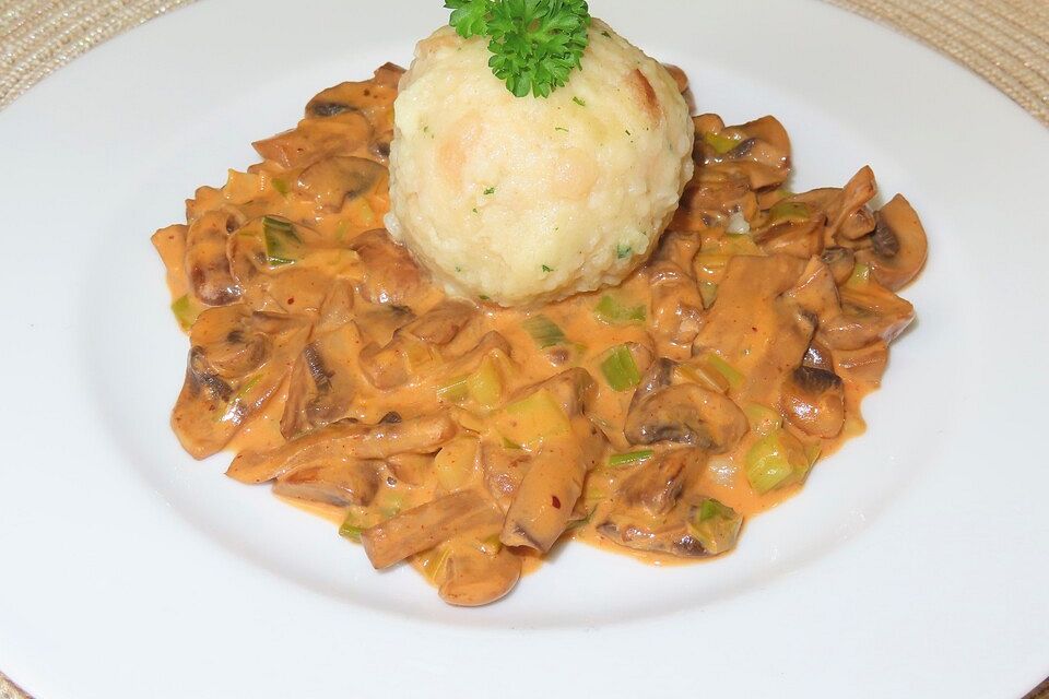 Champignon-Pfanne mit Semmelknödeln