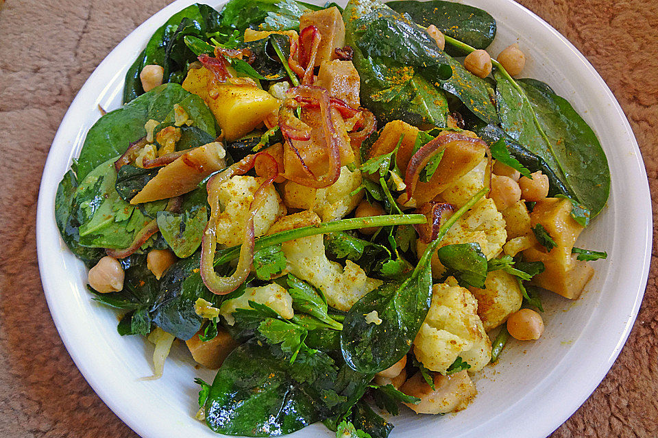 Curry-Spinat-Salat mit Mango, Kichererbsen und Blumenkohl