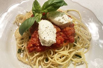 Knoblauchspaghetti mit Robiola und Basilikumtomaten