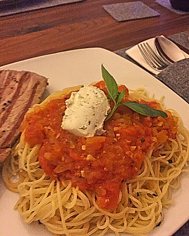 Knoblauchspaghetti mit Robiola und Basilikumtomaten