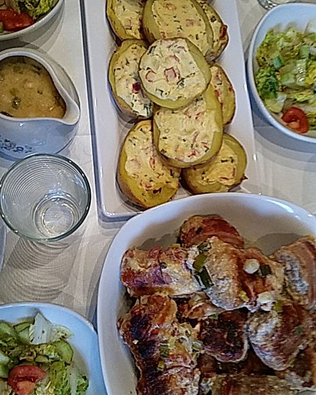 Gefüllte Kartoffeln mit Schweinemedaillions und Salat