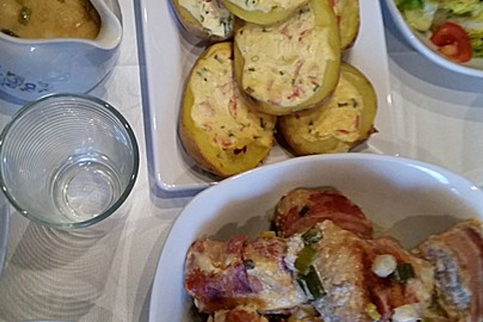 Gefüllte Kartoffeln mit Schweinemedaillions und Salat