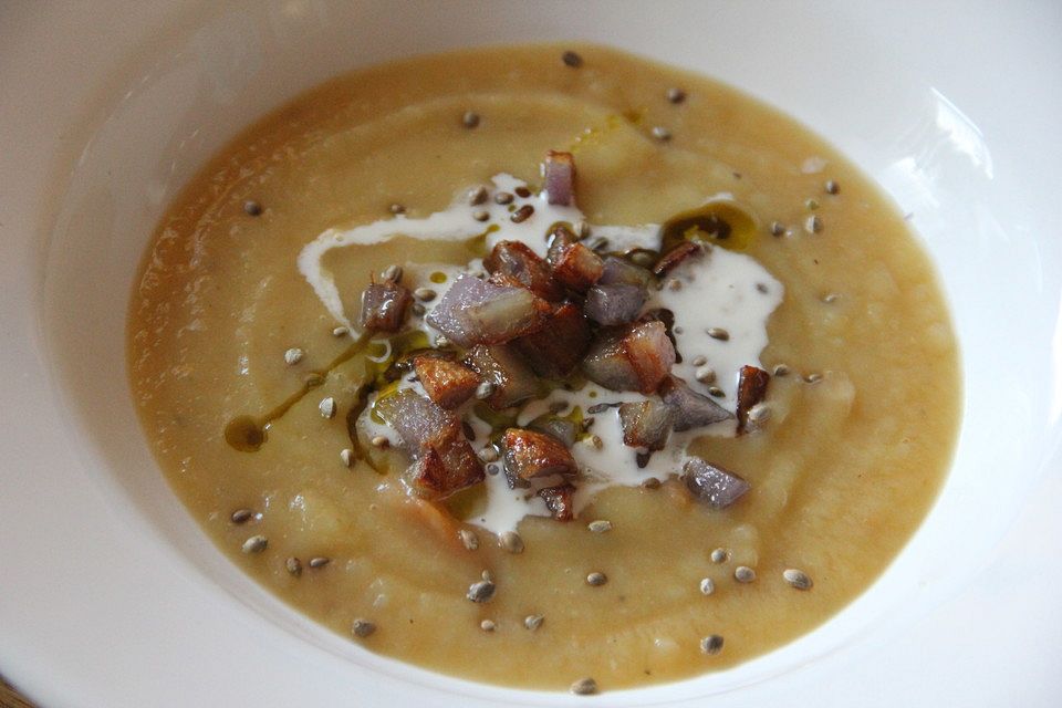 Topinambursuppe mit lila Kartoffelcroûtons, Hanföl und Hanfsamen