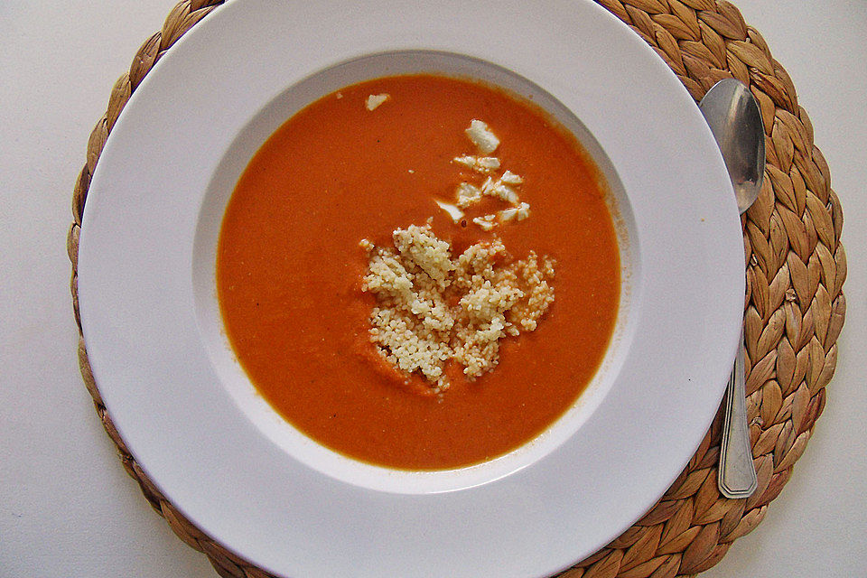 Rote Linsensuppe mit Feta und Couscous-Einlage