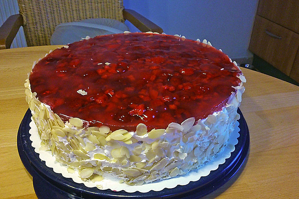 Windbeuteltorte mit Erdbeeren