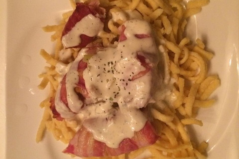 Putenmedaillons mit Bacon in Bressot-Sauce