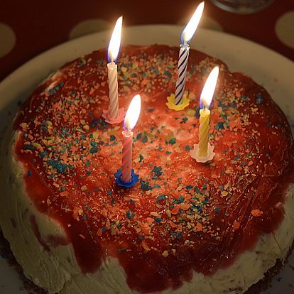 Gateau A La Creme Glacee Crepitante Monster Backe Avec Puree De Framboises Ou De Fraises Recipe How To Make Calories Ingredients And Nutrition Foodcors France France